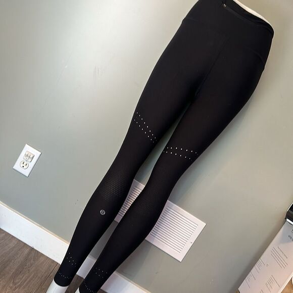 Lululemon Zoned In Tight *27"
Black (First Release) Size 6 - Picture 3 of 4